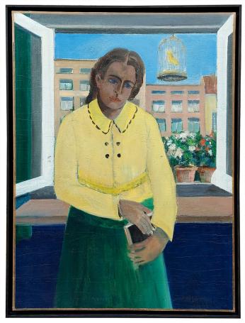 Dame met gele blouse voor het open raam