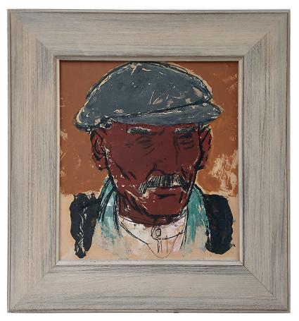 De man met snor en pet