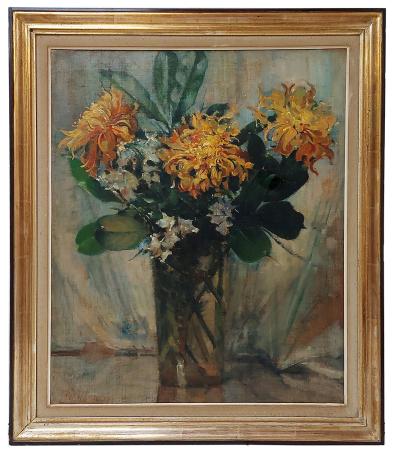 Stilleven met gele bloemen in doorzichtige vaas