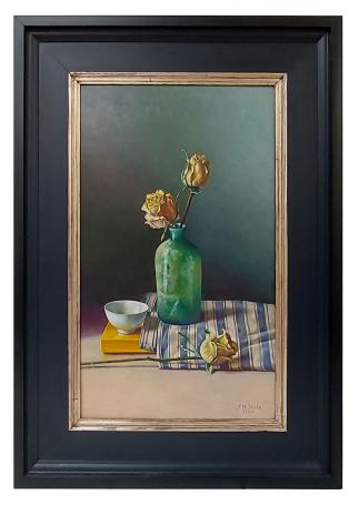 Stilleven met groen vaasje, porselein kommetje en rozen