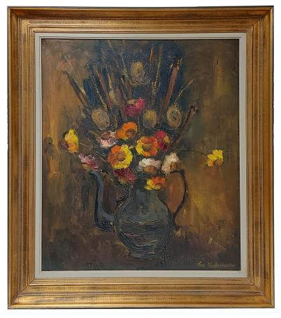 Bloemen in een oude koffiekan