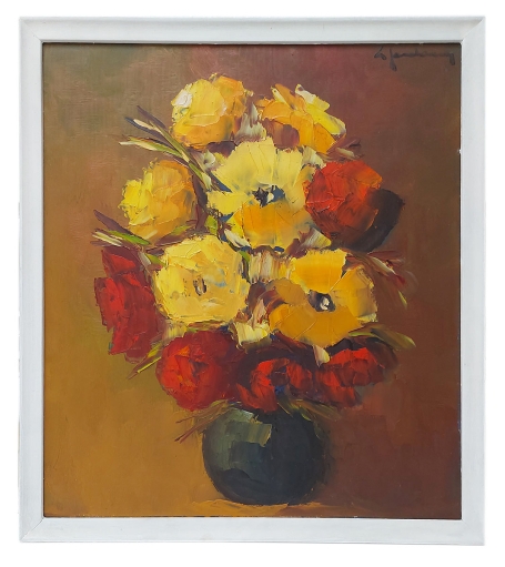 Stilleven, gele en rode bloemen in een bolvaasje