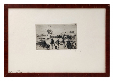 Een kreek met een sloep met zeil