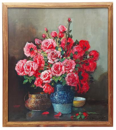 Rode en roze rozen in een blauw geglazuurde pot