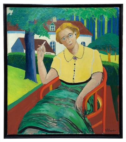 Dame met gele blouse in de tuin