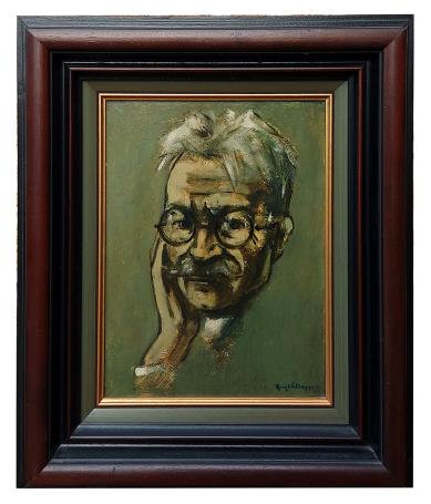 Mannenportret, man met snor en bril die bedenkelijk kijkt