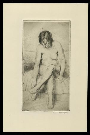 Zittend naakt op bed die haar voetjes keurt