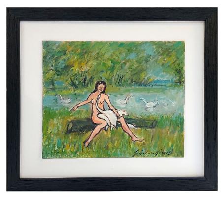 Naakte vrouw in het park spelend met de zwanen