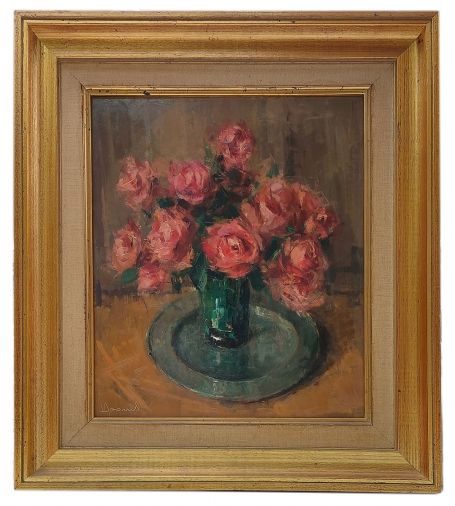 Roosjes in een vaas op een tinnen bord