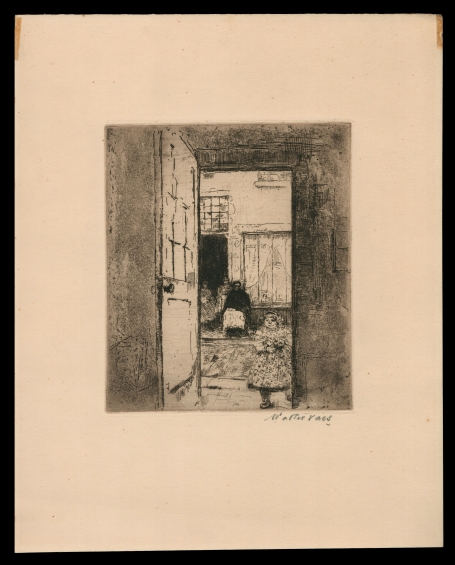 Kindje dat aan de inkom van een deur staat